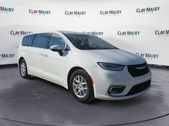 Used 2023 Chrysler Pacifica Touring FWD image 7