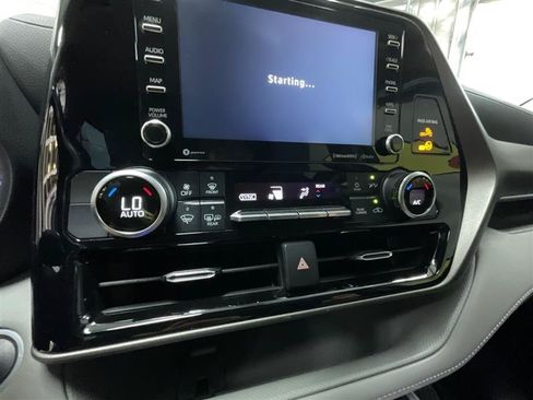 Used 2021 Toyota Highlander LE FWD image 17