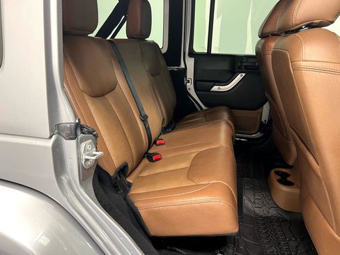 Used 2017 Jeep Wrangler Unlimited Sahara w/ Connectivity Group image 15