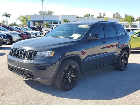 Used 2018 Jeep Grand Cherokee Laredo image 2