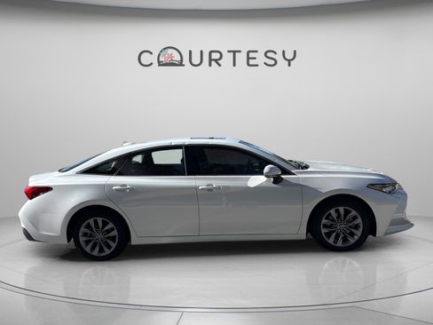 Used 2020 Toyota Avalon XLE w/ Moonroof Package image 9