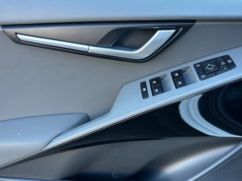 Used 2025 Kia Niro EX Touring image 8