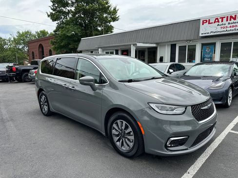Used 2022 Chrysler Pacifica Touring-L w/ Uconnect Theater Family Group FWD image 3