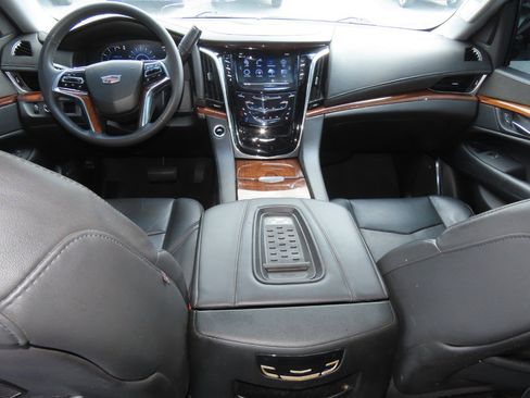 Used 2017 Cadillac Escalade ESV 2WD image 26