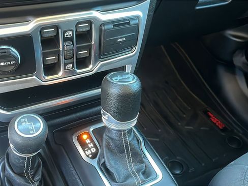 Used 2019 Jeep Wrangler Unlimited Sahara image 16