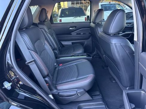 Used 2024 Nissan Pathfinder Platinum w/ Lighting Package (N93) image 13