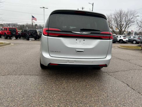 Certified 2024 Chrysler Pacifica Touring-L image 17