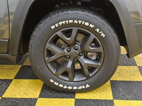 Used 2017 Jeep Cherokee Trailhawk image 9