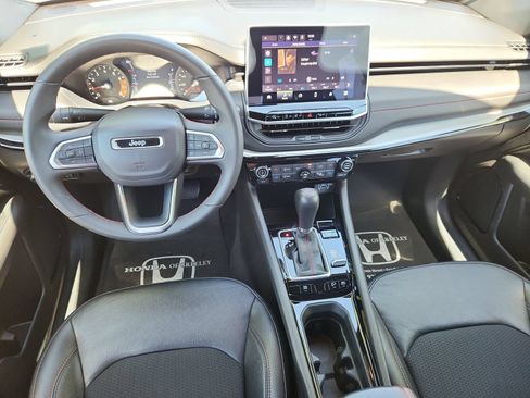 Used 2025 Jeep Compass Trailhawk AWD/4WD image 12