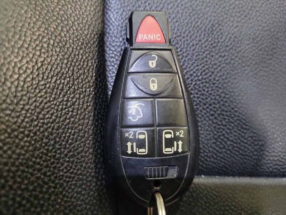 Used 2016 Chrysler Town & Country Touring FWD image 32