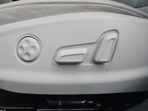 Used 2016 Audi A3 e-tron Premium Plus w/ Premium Plus Package FWD image 25