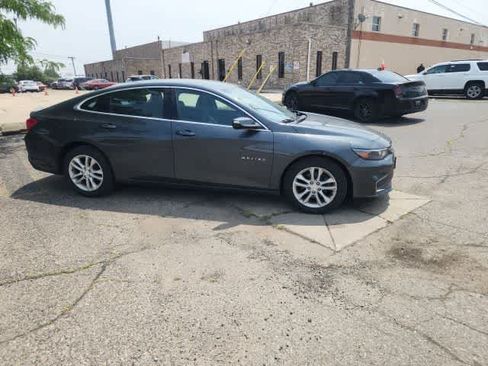 Used 2018 Chevrolet Malibu LT w/ Driver Confidence Package FWD image 9