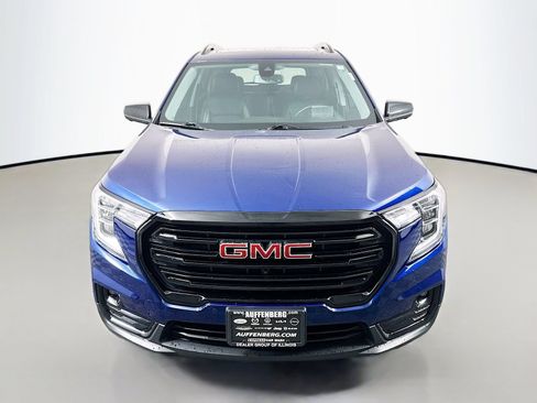 Used 2022 GMC Terrain SLT w/ Tech Package FWD image 2
