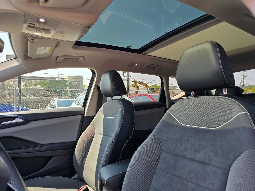 Used 2023 Volkswagen Taos SE w/ Panoramic Sunroof Package AWD/4WD image 21