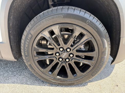 Certified 2023 GMC Acadia SLT w/ Elevation Edition FWD image 13
