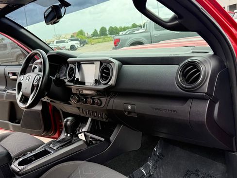 Used 2017 Toyota Tacoma TRD Sport AWD/4WD image 16