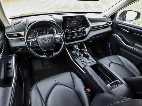 Used 2020 Toyota Highlander XLE image 28