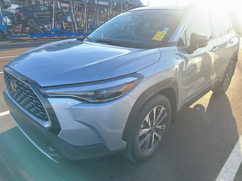 Used 2025 Toyota Corolla Cross XLE image 2