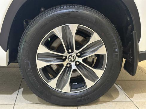 Used 2023 Toyota Highlander XLE AWD/4WD image 8