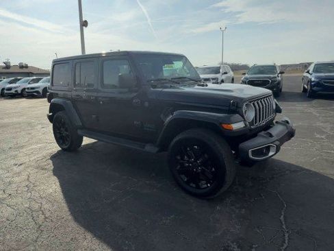 Used 2025 Jeep Wrangler Sahara image 2