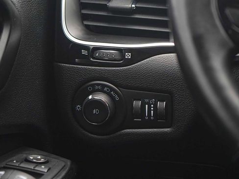 Used 2021 Jeep Cherokee Latitude Plus FWD image 24