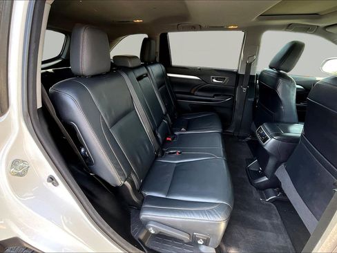 Used 2015 Toyota Highlander XLE AWD/4WD image 25