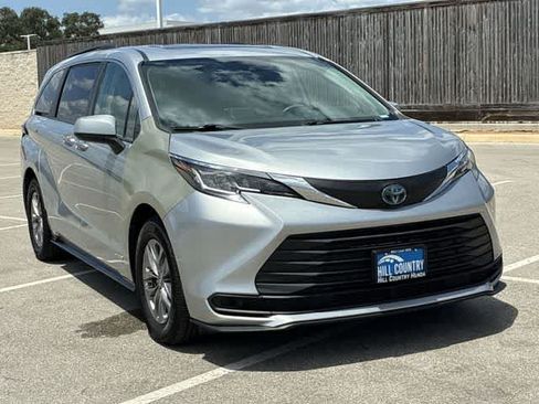 Used 2021 Toyota Sienna LE w/ LE Plus Package FWD image 8