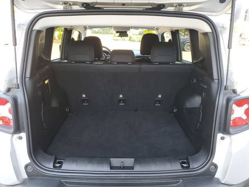 Used 2021 Jeep Renegade Latitude FWD image 8