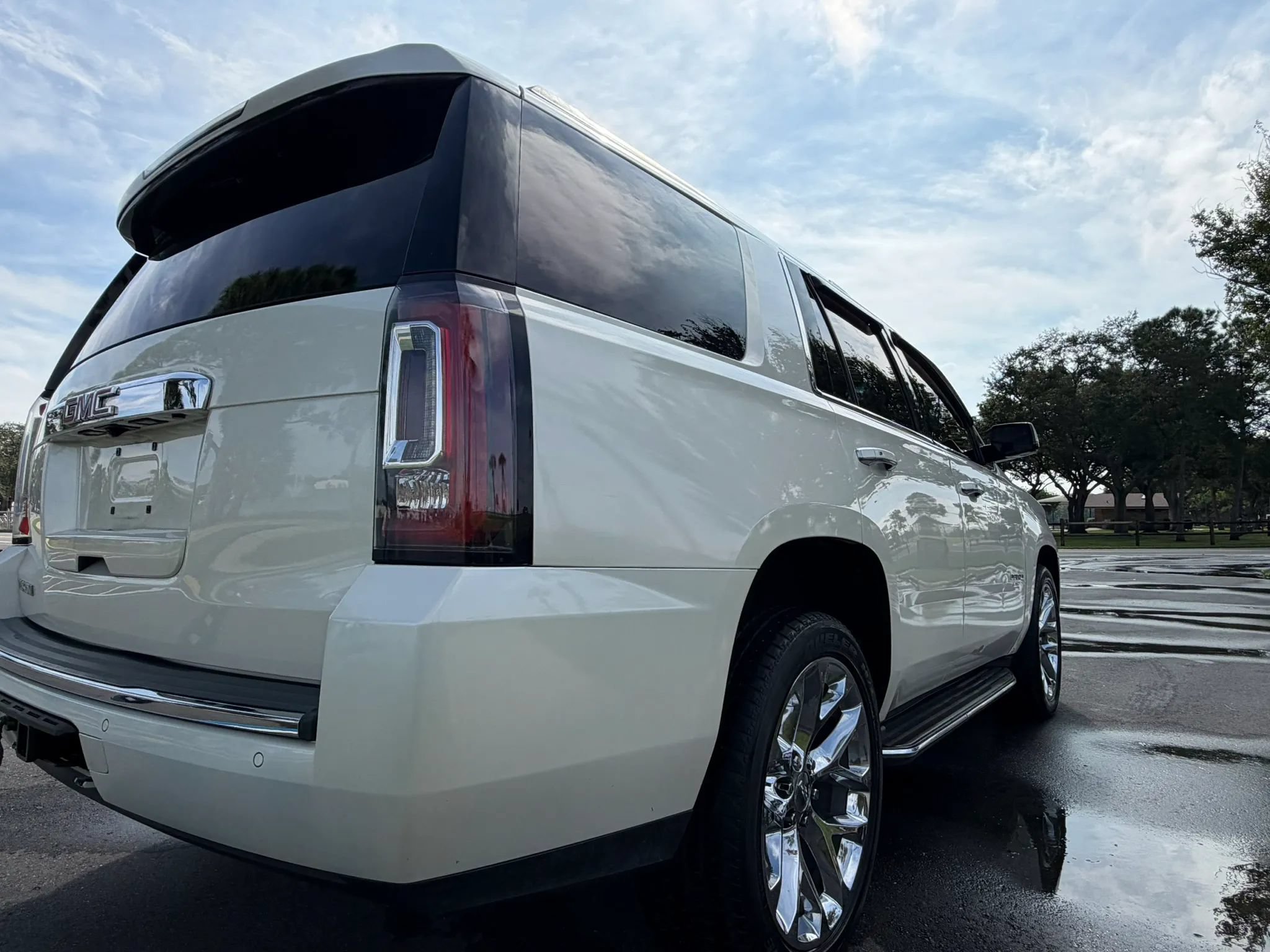 Used 2015 GMC Yukon Denali w/ Touring Package AWD/4WD image 11