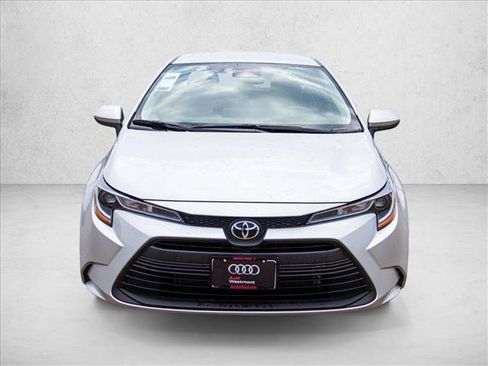 Used 2025 Toyota Corolla LE FWD image 2