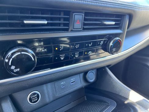 Used 2023 Nissan Rogue S image 11