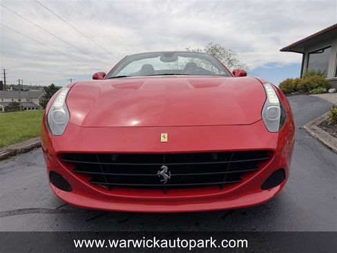 Used 2016 Ferrari California T RWD image 3