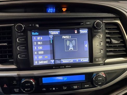 Used 2017 Toyota Highlander XLE AWD/4WD image 22