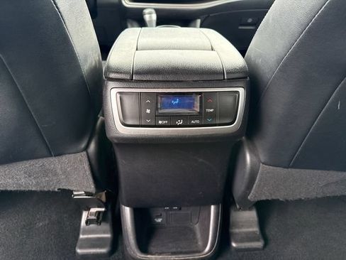 Used 2019 Toyota Highlander XLE AWD/4WD image 14