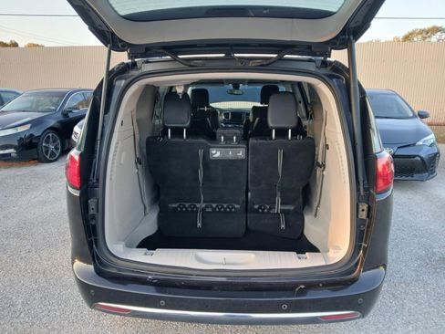 Used 2019 Chrysler Pacifica Touring-L image 10
