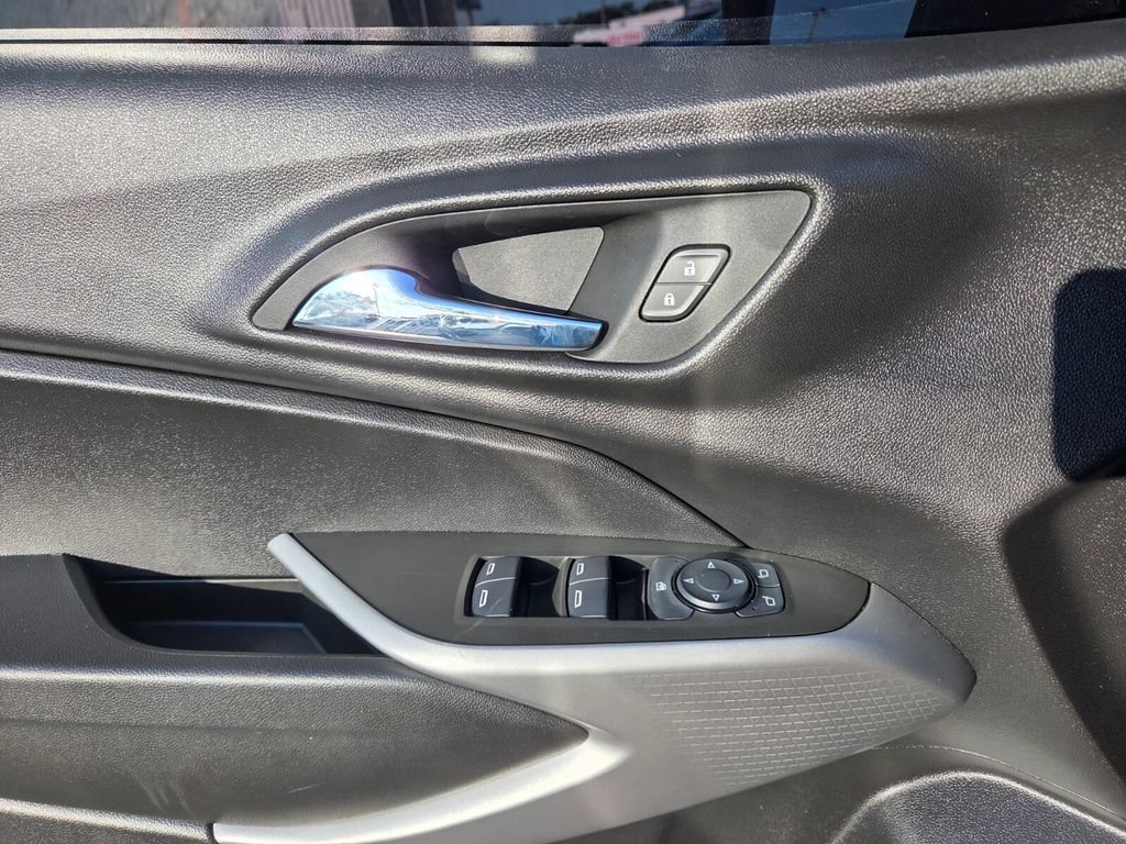 Certified 2024 Chevrolet Trax RS FWD image 21