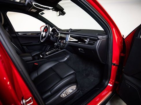 Certified 2026 Porsche Macan image 28