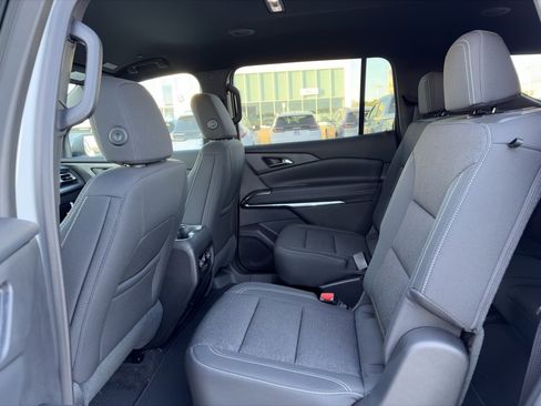 Used 2025 Chevrolet Traverse LT image 10