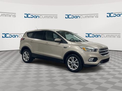 Used 2017 Ford Escape SE FWD image 2