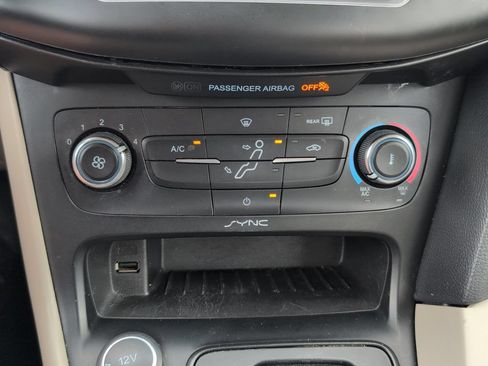 Used 2016 Ford Focus SE w/ SE Sport Package FWD image 18