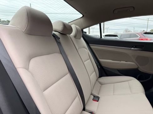 Used 2017 Hyundai Elantra SE image 29