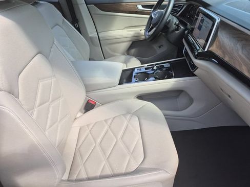 Used 2025 Volkswagen Atlas SE FWD image 31