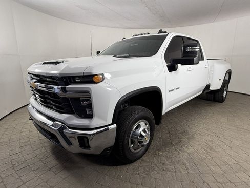 Used 2025 Chevrolet Silverado 3500 LT image 3