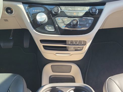 Used 2022 Chrysler Pacifica Touring-L image 18