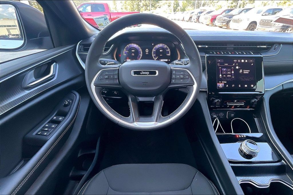 Used 2025 Jeep Grand Cherokee Laredo X RWD image 5