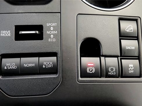 Used 2024 Toyota Highlander XLE AWD/4WD image 37