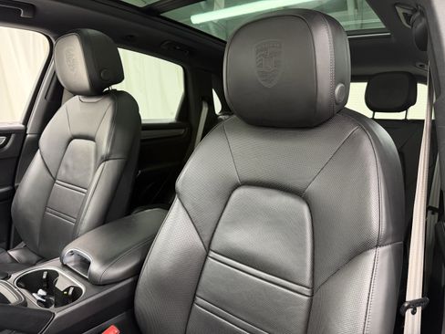 Certified 2022 Porsche Cayenne Platinum Edition image 35