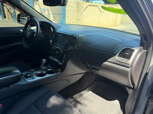 Used 2019 Jeep Grand Cherokee Laredo AWD/4WD image 16