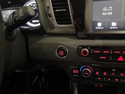 Used 2017 Kia Niro LX FWD image 19