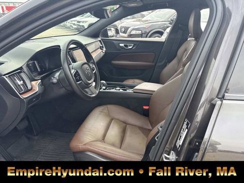 Used 2025 Volvo V60 B5 Cross Country Plus image 19